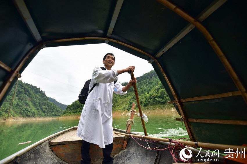 시골 의사 룽광칭이 5월 27일 나룻배를 저어 구이저우성 첸둥난 묘족·동족자치주 단자이현 파이댜오진 솽야오촌의 강을 건너 왕진을 가고 있다. [사진 출처: 인민망]