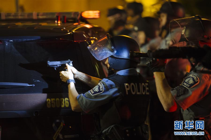 미국 미네소타주 미니애폴리스시, 권총을 들고 있는 경찰 [5월 31일 촬영/사진 출처: 신화망]
