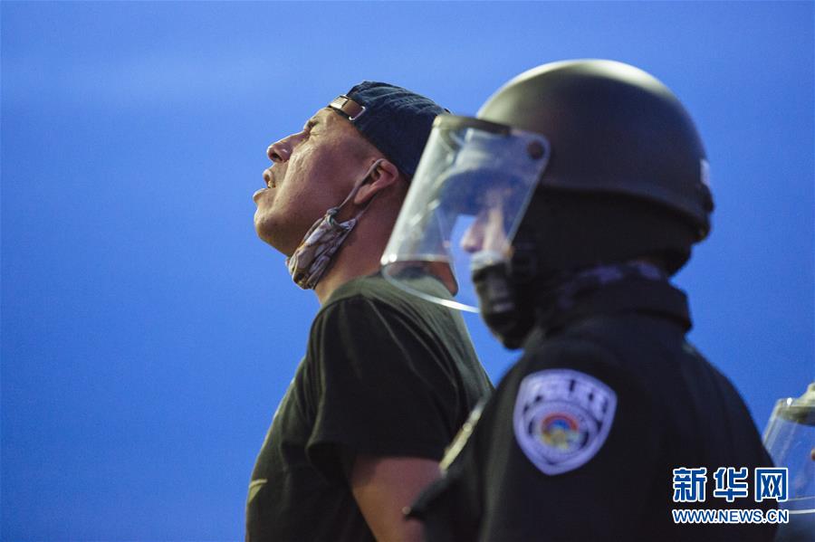 미국 미네소타주 미니애폴리스시, 경찰이 시위자를 체포하고 있다. [5월 31일 촬영/사진 출처: 신화망]