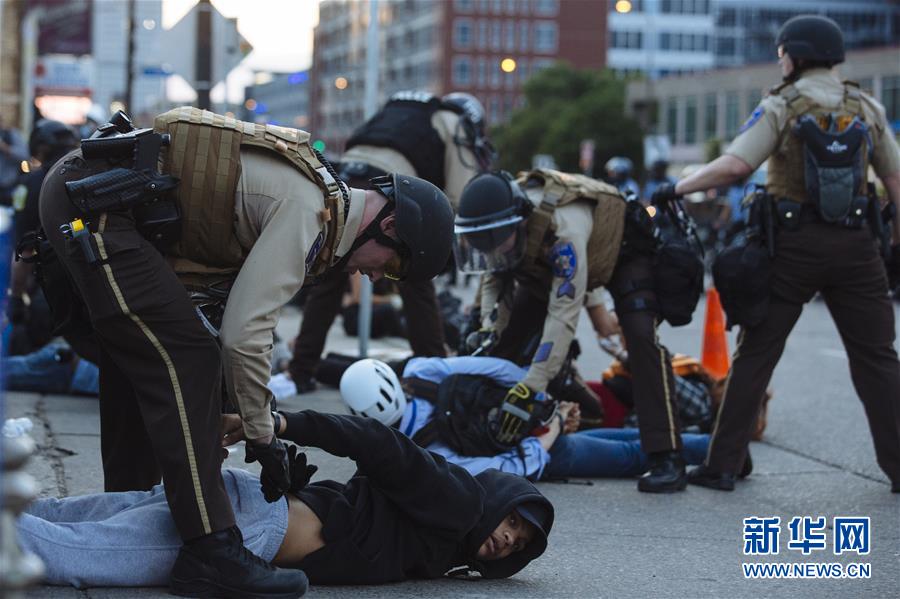 미국 미네소타주 미니애폴리스시, 경찰이 시위자들을 체포하고 있다. [5월 31일 촬영/사진 출처: 신화망]