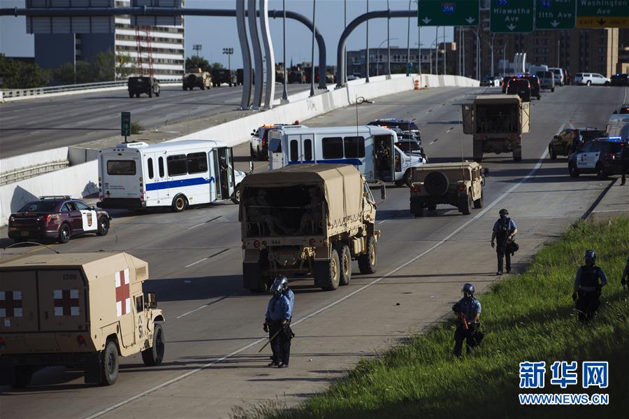 미국 미네소타주 미니애폴리스시, 국민 경비대 차량이 시내로 들어가고 있다. [5월 31일 촬영/사진 출처: 신화망]
