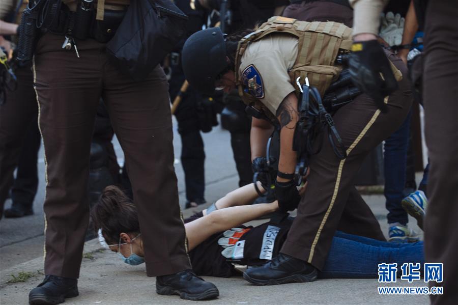 미국 미네소타주 미니애폴리스시, 경찰이 시위자를 체포하고 있다. [5월 31일 촬영/사진 출처: 신화망]