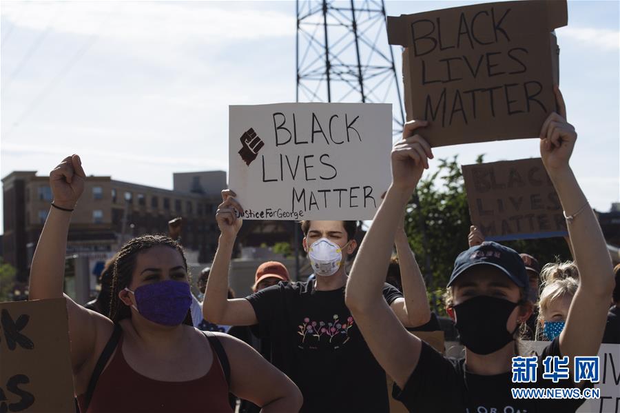 미국 미네소타주 미니애폴리스시, 표어를 들고 시위를 하고 있는 사람들 [5월 31일 촬영/사진 출처: 신화망]