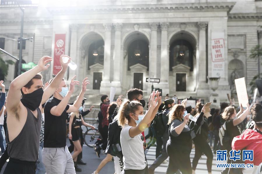 미국 뉴욕 맨해튼 5번가에서 사람들이 두 손을 높이 들고 경찰의 가혹 행위에 항의하고 있다. [5월 31일 촬영/사진 출처: 신화망]