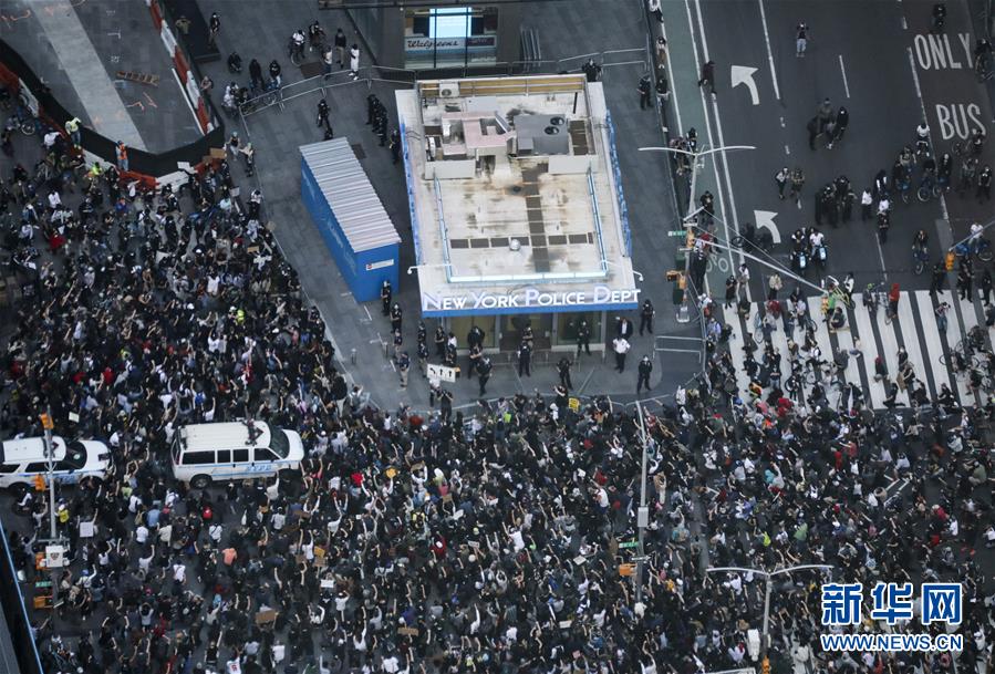 미국 뉴욕 타임스 스퀘어에서 사람들이 경찰의 과잉 진압에 항의하고 있다. [5월 31일 촬영/사진 출처: 신화망]