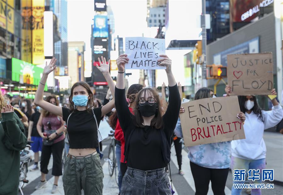 미국 뉴욕 타임스 스퀘어에서 사람들이 경찰의 과잉 진압에 항의하고 있다. [5월 31일 촬영/사진 출처: 신화망]