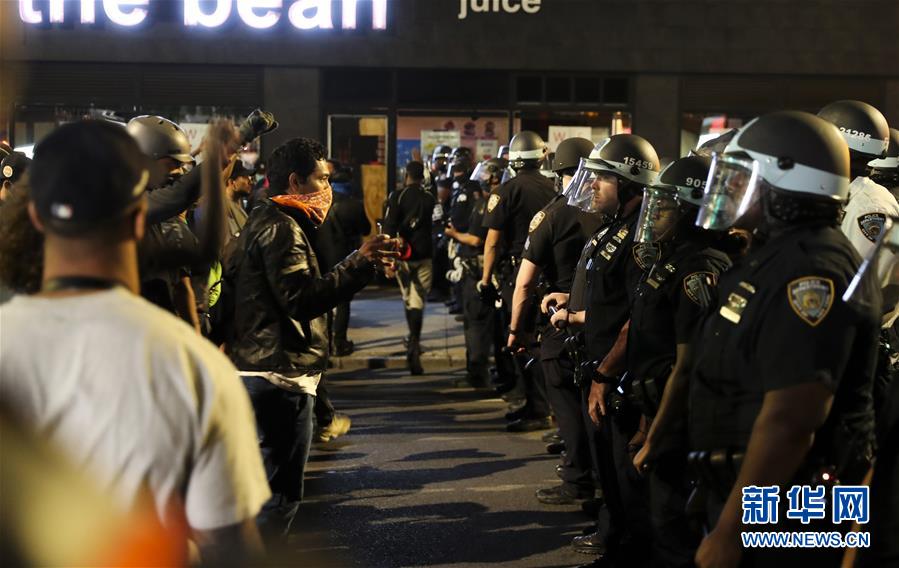 미국 뉴욕 유니언 스퀘어 근처, 경찰과 시위대가 대치하고 있다. [5월 31일 촬영/사진 출처: 신화망]