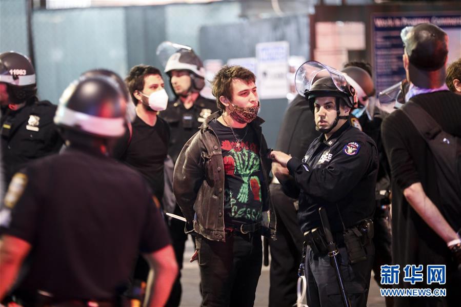 미국 뉴욕, 경찰이 일부 시위자를 체포하고 있다. [5월 31일 촬영/사진 출처: 신화망]