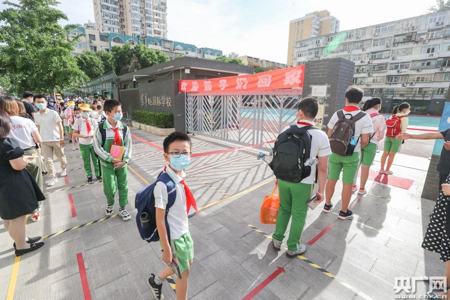 베이징 팡차오디(芳草地)국제학교 민족캠퍼스 학생들이 거리를 유지하며 줄을 서서 학교에 들어가고 있다. [6월 1일 촬영/사진 출처: CNR]