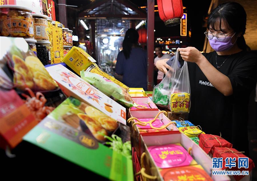 관광객이 허난 카이펑 고루(鼓樓) 야시장의 한 노점상 앞에서 특산품을 구매하고 있다. [6월 1일 촬영/사진 출처: 신화망]