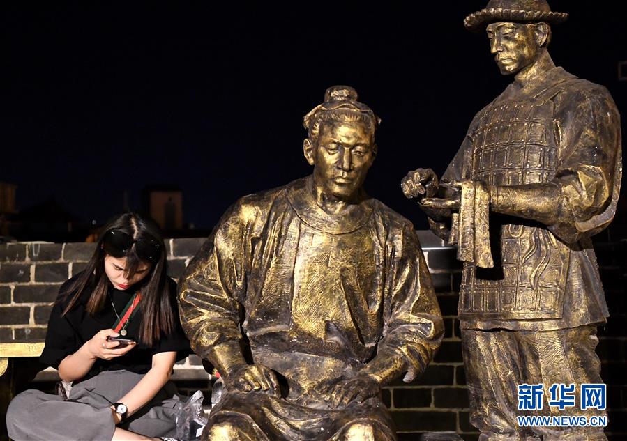 관광객이 허난 카이펑 성벽 관광지를 유람 중 휴식을 취하고 있다. [6월 1일 촬영/사진 출처: 신화망]