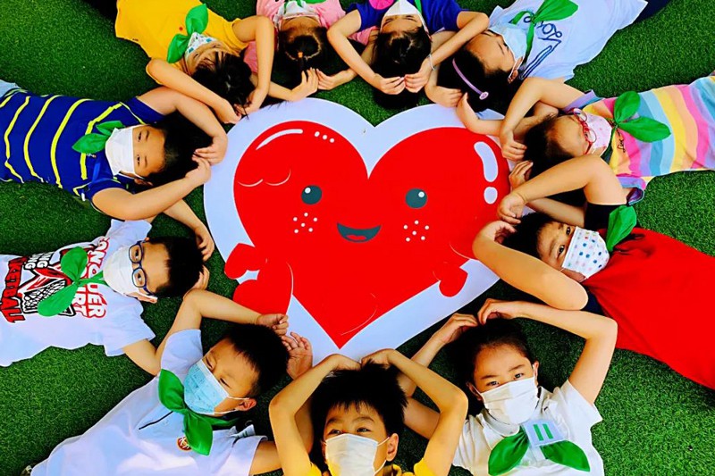 상하이 초등학교 1~3학년과 유치원 개학…하트 모양으로 기쁨 표현한 학생들