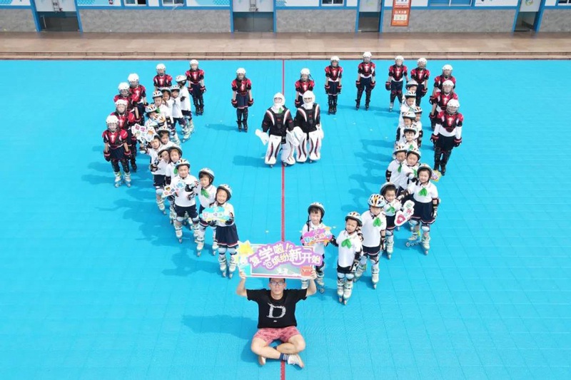 진산(金山)구 교원연수원 부속 초등학교 학생들이 인라인 스케이트 차림으로 하트 모양을 만들어 보이고 있다. [사진 출처: 상하이 교육 위챗 공식계정]