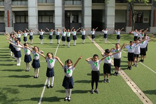 훙커우(虹口)구 제3센터 초등학교 학생들이 운동장에 서서 하트 모양을 만들어 보이고 있다. [사진 출처: 상하이 교육 위챗 공식계정]