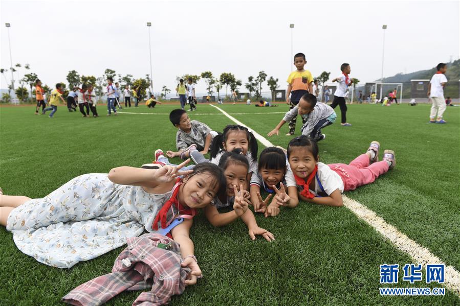 광시 룽안현 웨구이초등학교 학생들이 운동장에서 놀고 있다. [2019년 10월 16일 촬영/사진 출처: 신화망]