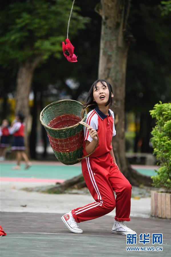광시 다화(大化) 요족자치현 류예(六也)초등학교 학생들이 슈추(繡球: 비단 공) 놀이를 하고 있다. [5월 29일 촬영/사진 출처: 신화망]