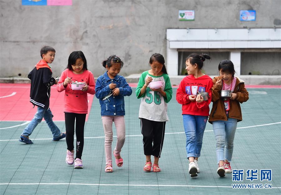 광시 룽수이 묘족자치현 간둥향 당주(黨鳩)초등학교 학생들이 학교에서 영양 가득한 점심 식사를 하고있다. [5월 13일 촬영/사진 출처: 신화망]