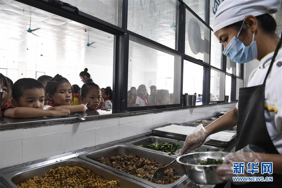 학생들이 학교 식당에서 국가가 무료 제공하는 ‘영양 점심’을 기다리고 있다. [2019년 10월 16일 촬영/사진 출처: 신화망]