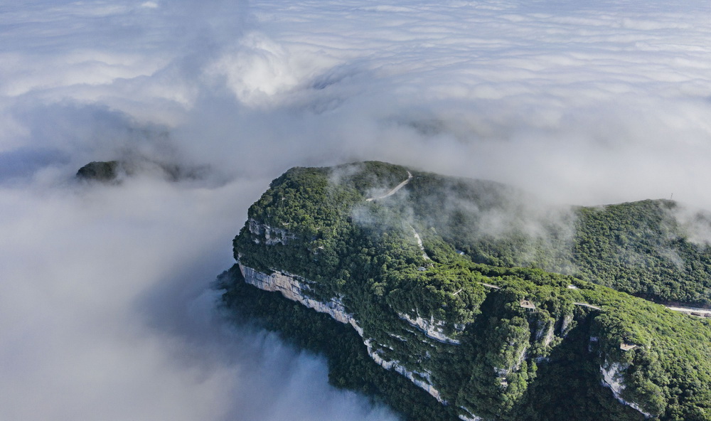 한중시 난정구 룽터우산 봉우리의 구름 바다 장관 [6월 10일 드론 촬영/사진 출처: 신화망]