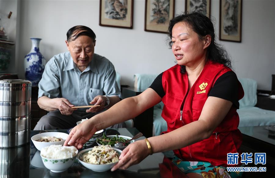 노인 우스친(좌)은 지역 배달꾼 왕린잉이 배달한 음식을 받았다. [6월 11일 촬영/사진 출처: 신화망]