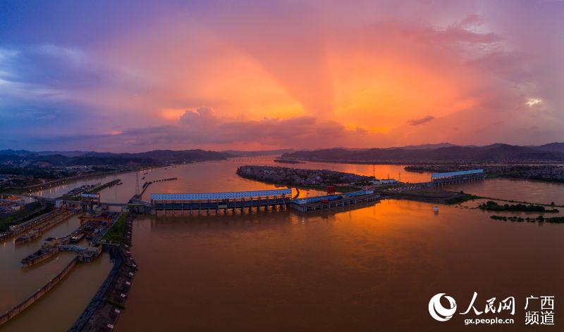 6월 11일 저녁, 광시 우저우시 창저우수리센터 하늘에 노을 경관 [사진 출처: 인민망]