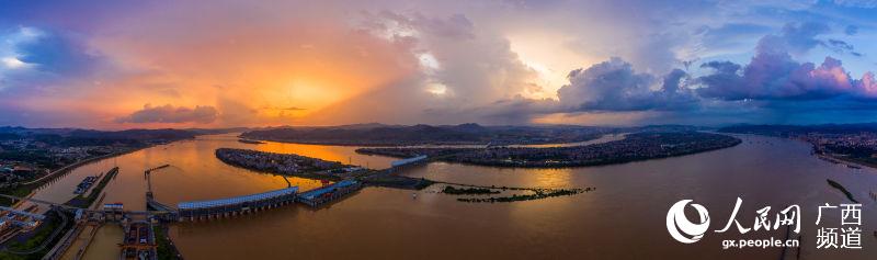 6월 11일 저녁, 광시 우저우시 창저우수리센터 하늘에 노을 경관 [사진 출처: 인민망]