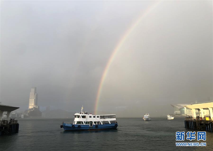 홍콩 빅토리아 항구 하늘에 나타난 무지개 [6월 16일 촬영/사진 출처: 신화망]