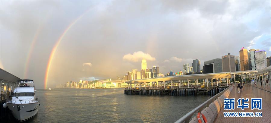 홍콩 빅토리아 항구 하늘에 나타난 무지개 [6월 16일 촬영/사진 출처: 신화망]