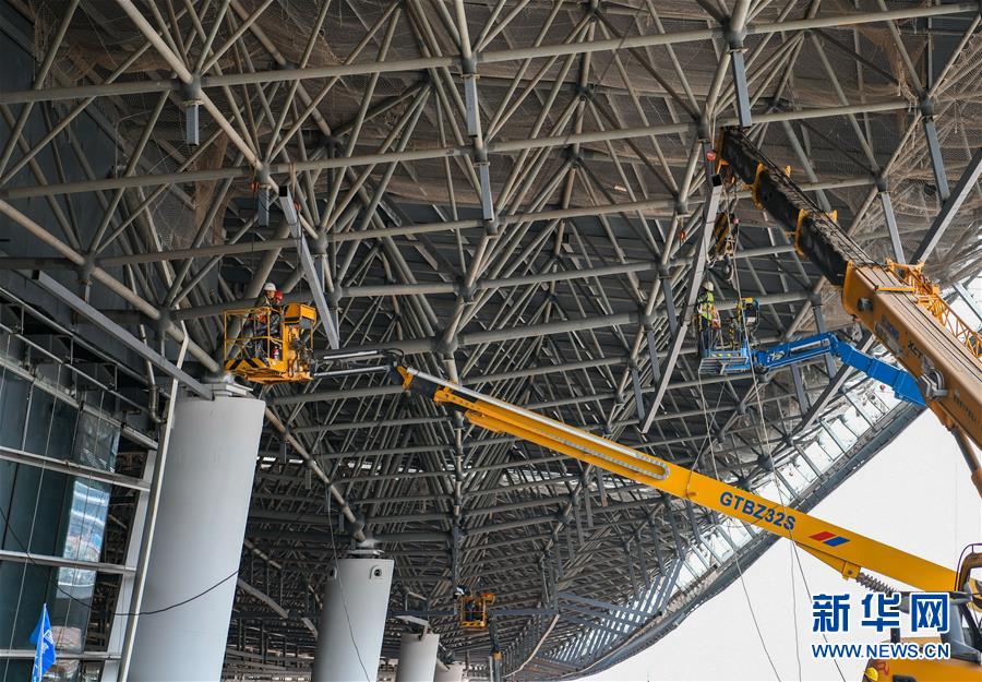 인부들이 청두 톈푸국제공항에서 작업을 하고 있다. [6월 15일 촬영/사진 출처: 신화망]