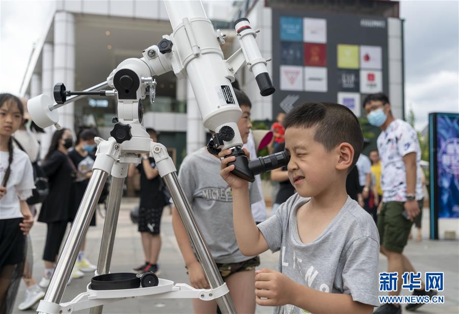 윈난(雲南) 쿤밍(昆明)에서 어린이가 천문 망원경으로 일식을 관측하고 있다. [6월 21일 촬영/사진 출처: 신화망]