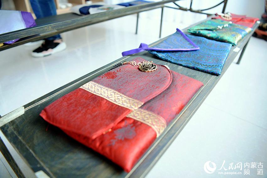 건괵 특색 수공예 창작기지에서 생산한 손가방 [사진 출처: 인민망] 