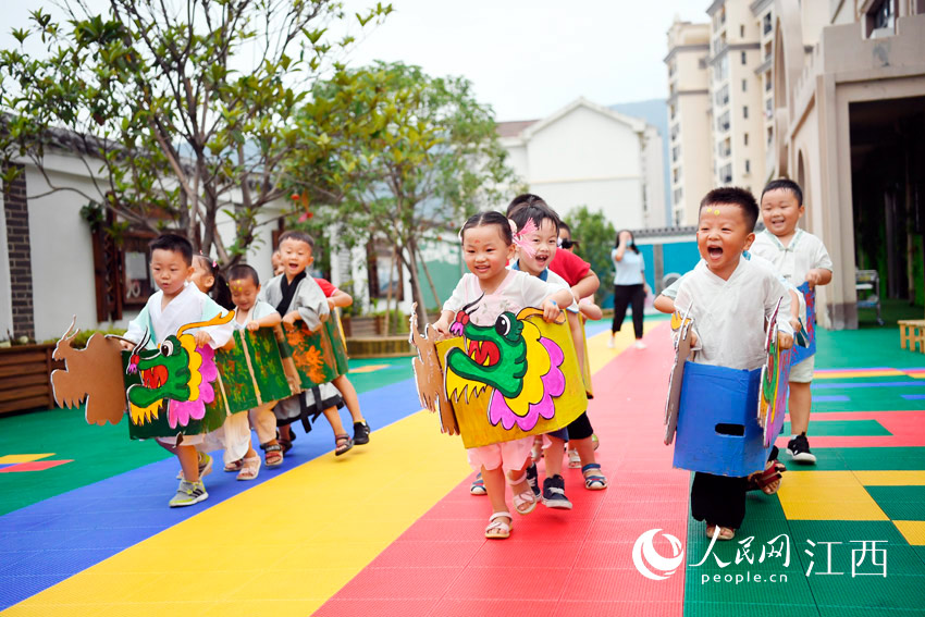 아이들이 만든 ‘육상 룽저우’ 경기로 즐겁다.  [사진 출처: 인민망]