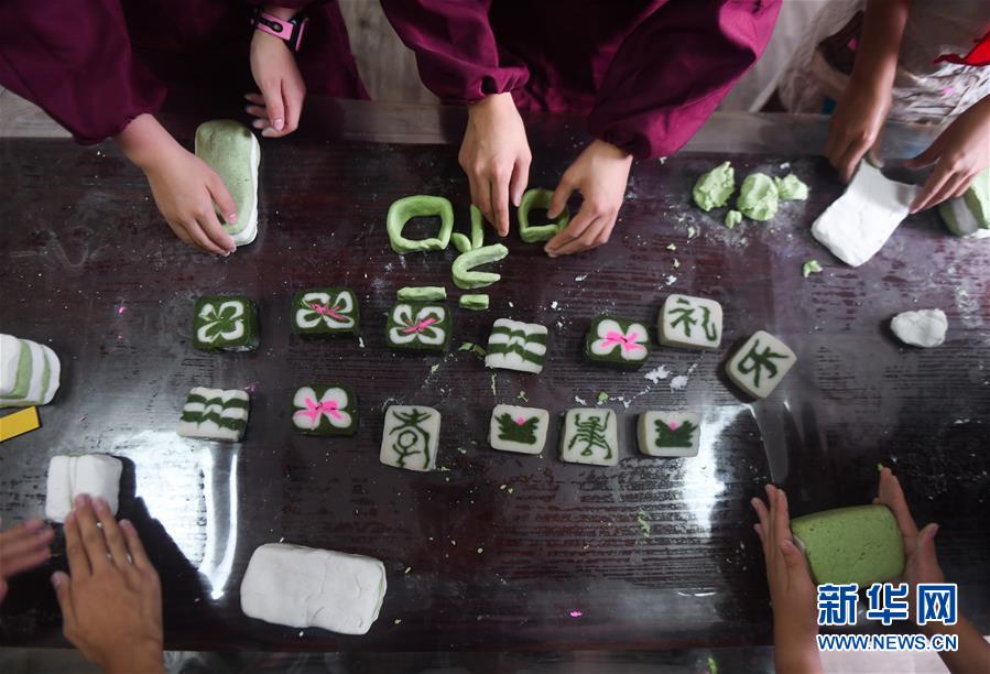 저장성 후저우시 우싱구 즈리진 자촌 초등학교 학생들이 특색 화가오(花糕‧중국 전통떡)를 만들고 있다. [사진 출처: 신화망]