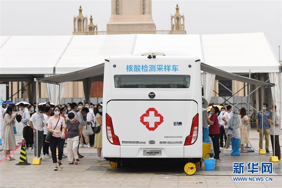 지난 28일 베이징시 시청구 베이징전람관 남쪽 광장의 선별진료소를 찾은 사람들이 핵산검사 버스에서 검사를 받고 있다. [사진 출처: 신화망]