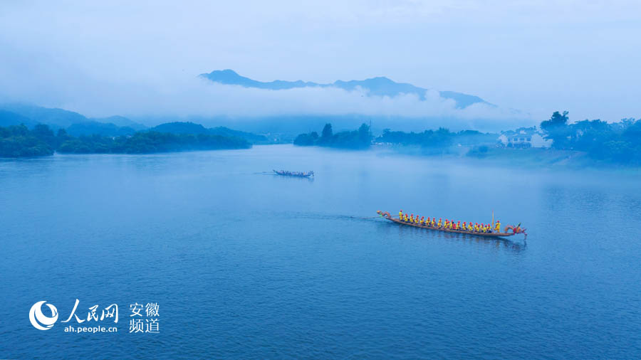 아름다운 산수 풍경과 전통 건축물을 배경으로 펼쳐지는 용선 경기 [사진 출처: 인민망]