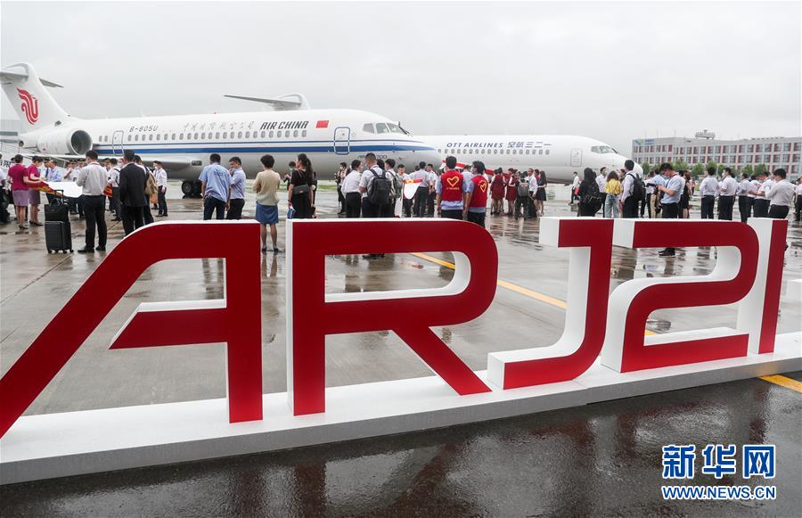 6월 28일, 새 단장을 마친 중국산 신형 여객기 ARJ21이 코맥 조립기지 내에 있다. [사진 출처: 신화망]