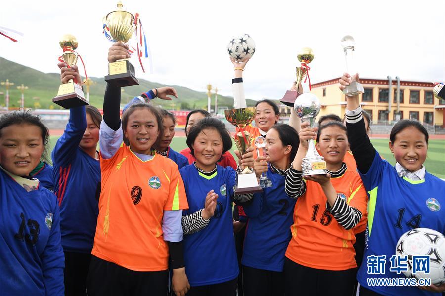 루취현 장족중학교 여자 축구팀원들은 획득한 우승컵을 선보이고 있다. [6월 22일 촬영/사진 출처: 신화망]