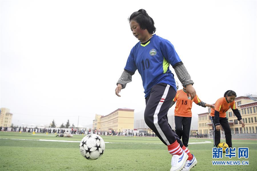 루취현 장족중학교 여자 축구팀원인 완더차오는 볼 훈련을 하고 있다. [6월 22일 촬영/사진 출처: 신화망]