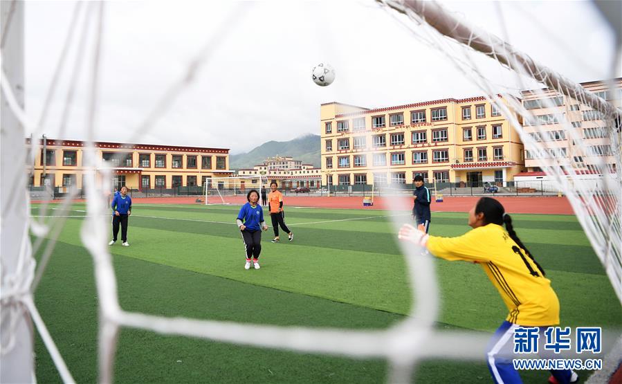 루취현 장족중학교 여자 축구팀원인 완더차오(왼쪽 두 번째)는 조별 대항전에서 슛하고 있다. [6월 22일 촬영/사진 출처: 신화망]