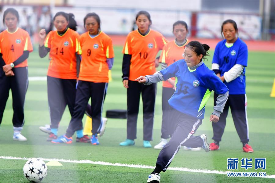 루취현 장족중학교 여자 축구팀원인 자시지(앞쪽)가 슛 훈련을 하고 있다. [6월 22일 촬영/사진 출처: 신화망]