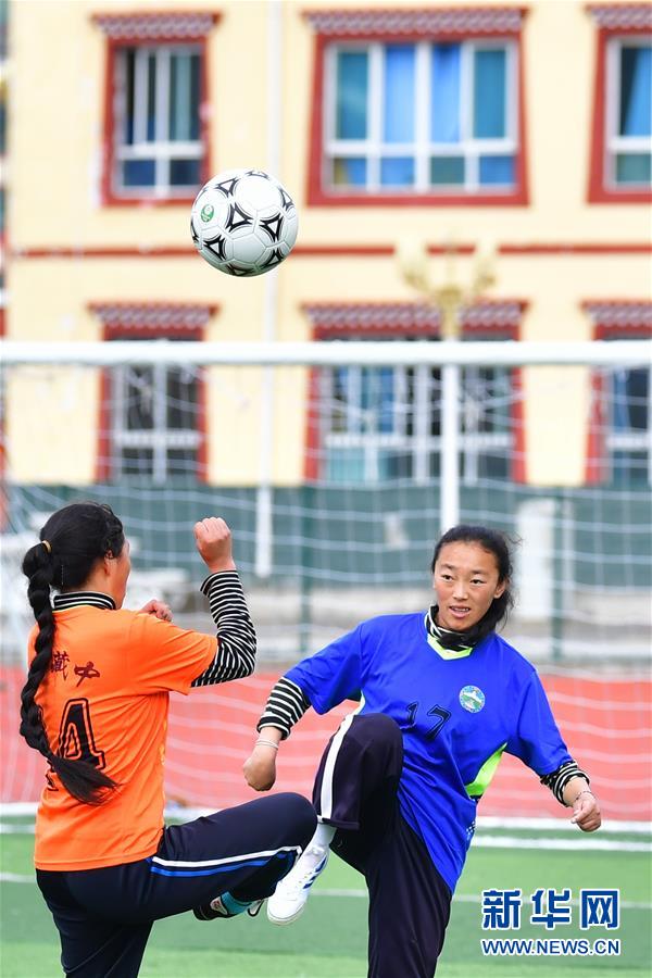 루취현 장족중학교 여자 축구팀원인 더우거지(斗格吉·오른쪽)는 조별 대항 경기를 하고 있다. [6월 22일 촬영/사진 출처: 신화망]