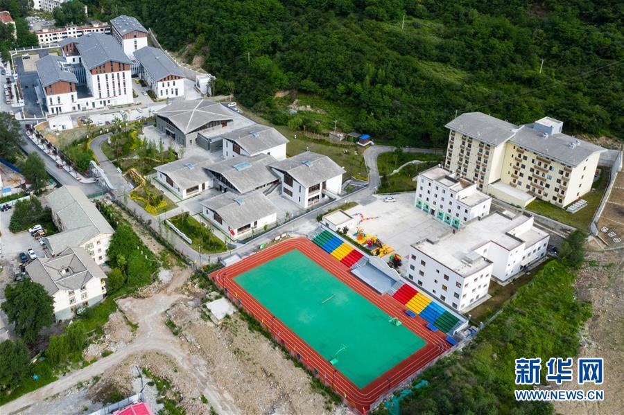 주자이거우현 주자이거우초등학교와 주자이거우현 제2인민병원(뒤쪽) [6월 18일 드론 촬영/사진 출처: 신화망]