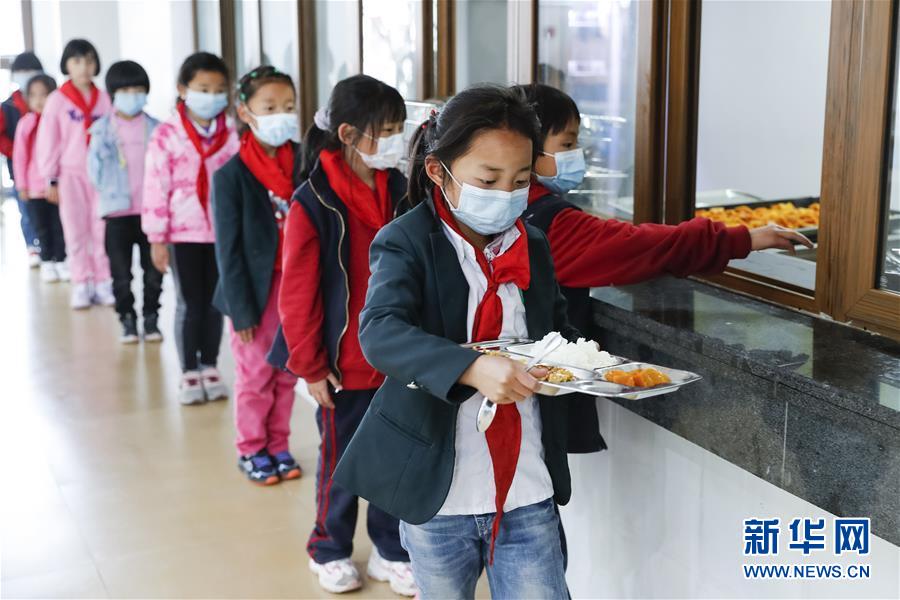 주자이거우현 주자이거우초등학교 학생들이 식당에서 줄을 서 급식을 받고 있다. [6월 18일 촬영/사진 출처: 신화망]