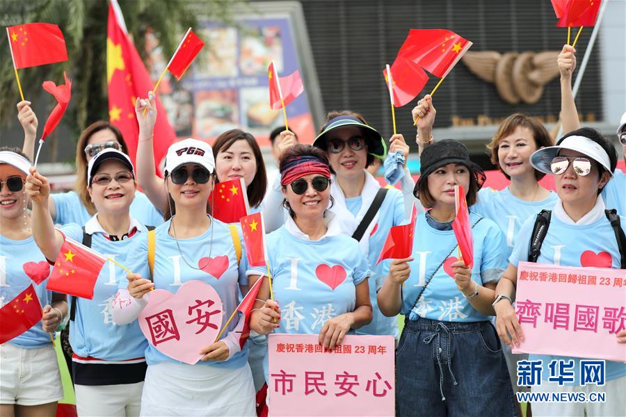 홍콩 시민들이 피크 갤러리아에서 국가를 부르고 있다. [7월 1일 촬영/사진 출처: 신화망]