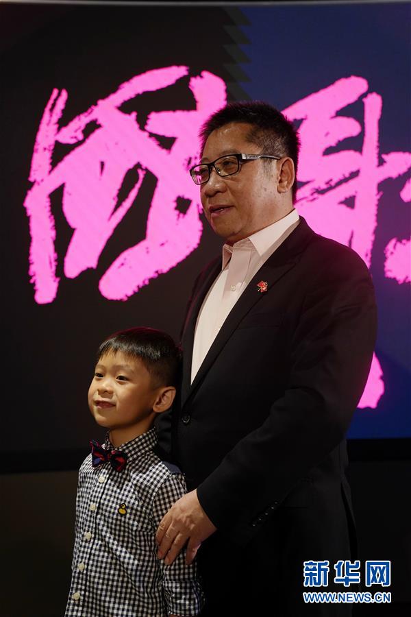 5살 홍콩 남자 아이 쑤치양(蘇啟揚·왼쪽)이 그랜드 시네마에서 기념 촬영을 하고 있다. [7월 1일 촬영/사진 출처: 신화망]