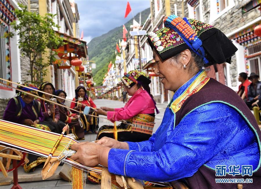 쓰촨성 아바 장족•강족자치주 리(理)현 구얼거우(古爾溝)진 추디(丘地)촌 주민이 전통 허리띠를 짜고 있다. [6월 11일 촬영/사진 출처: 신화망]