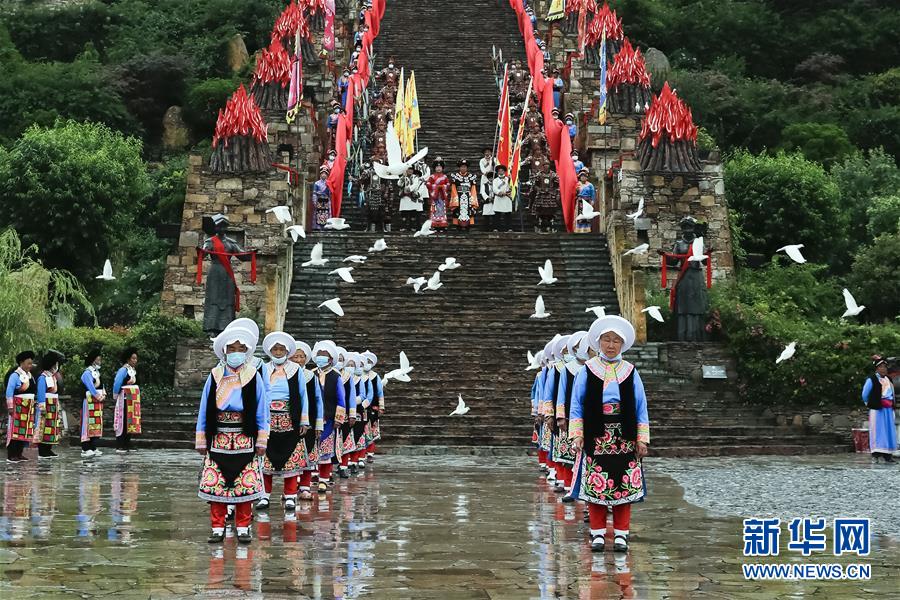 쓰촨성 아바 장족•강족자치주 마오(茂)현 현지 주민이 중국 고강성(古羌城) 개성의식 공연에 참가했다. [6월 22일 촬영/사진 출처: 신화망]