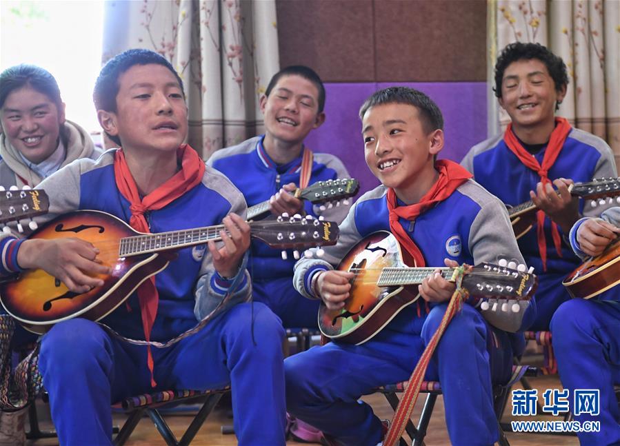 쓰촨성 아바 장족•강족자치주 아바현 민족초등학교의 소년궁(청소년의 과외활동을 위해 설립된 종합교육시설)에서 아이들이 전통 악기인 만돌린을 연주하고 있다. [6월 14일 촬영/사진 출처: 신화망]