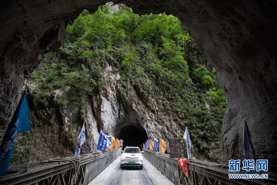6월 29일 자가용 한 대가 아부뤄하촌 마을 도로의 2,3 터널 사이 철교를 지나가고 있다. [사진 출처: 신화망]
