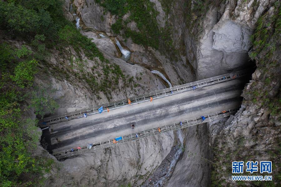 아부뤄하촌 마을 도로 2,3호 터널 사이 철교 [6월 29일 드론 촬영/사진 출처: 신화망]